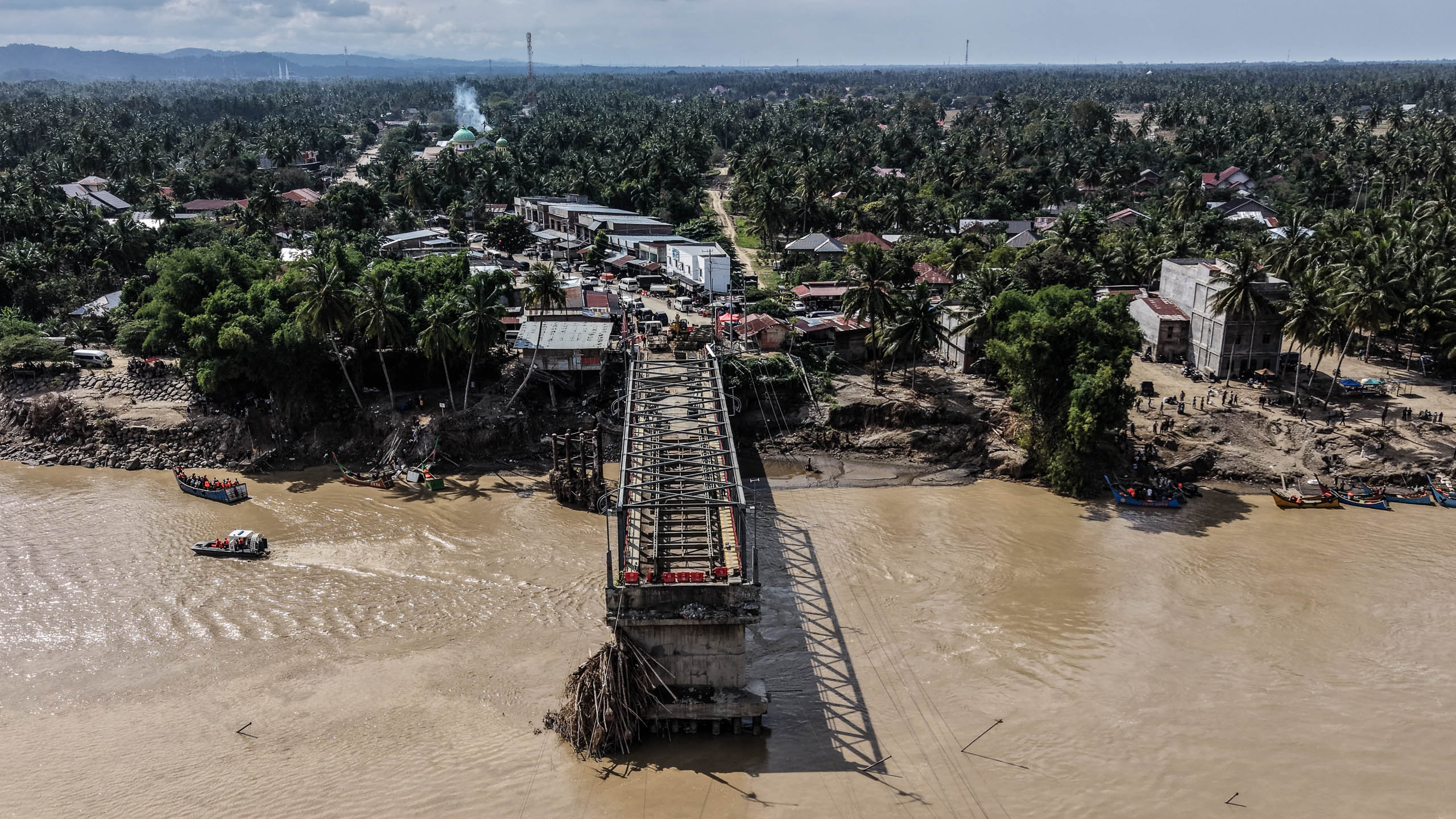 In Indonesia's Aceh, slow flood aid spurs comparisons with 2004