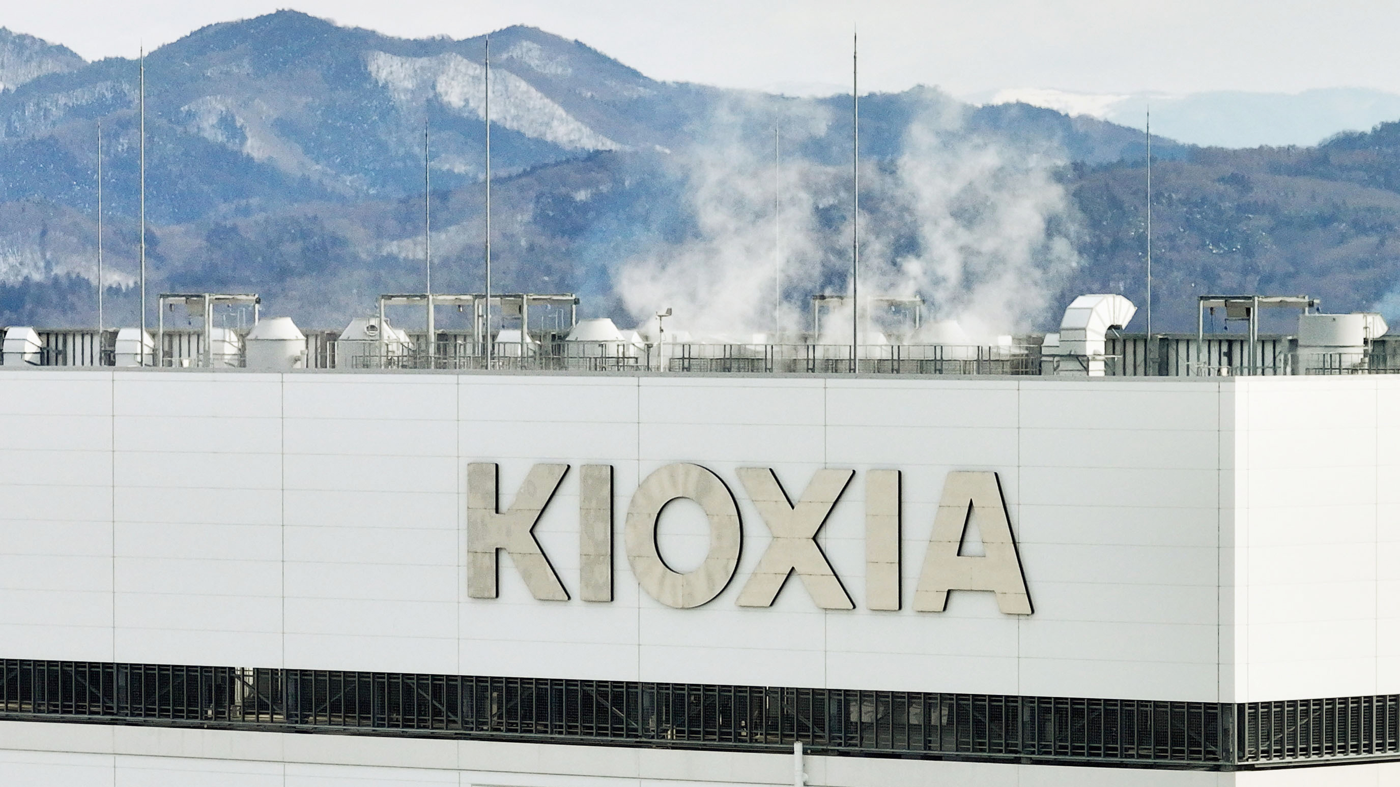 Japan's Kioxia to take on Samsung with wafer-bonding tech in