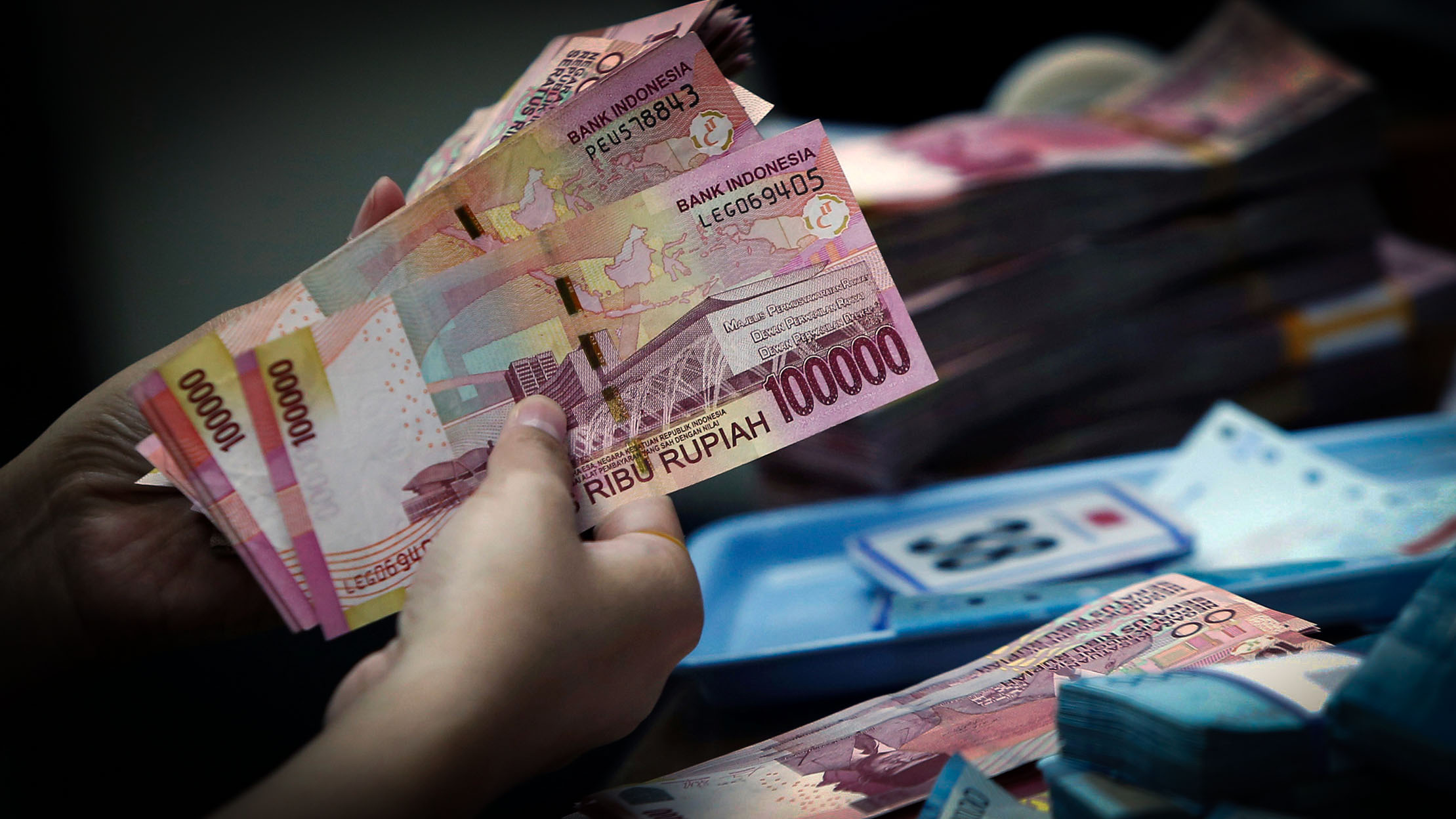 Rupiah hits 4-year low as Indonesia reopens after holiday - Nikkei Asia