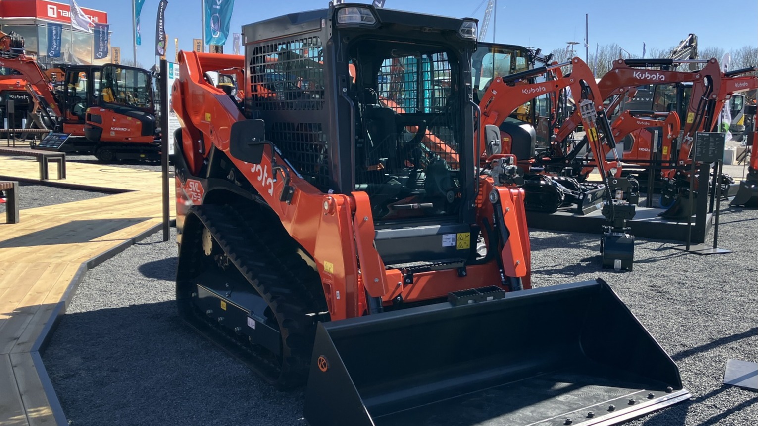 Kubota unveils 'world's first' driverless fuel cell tractor - Nikkei Asia