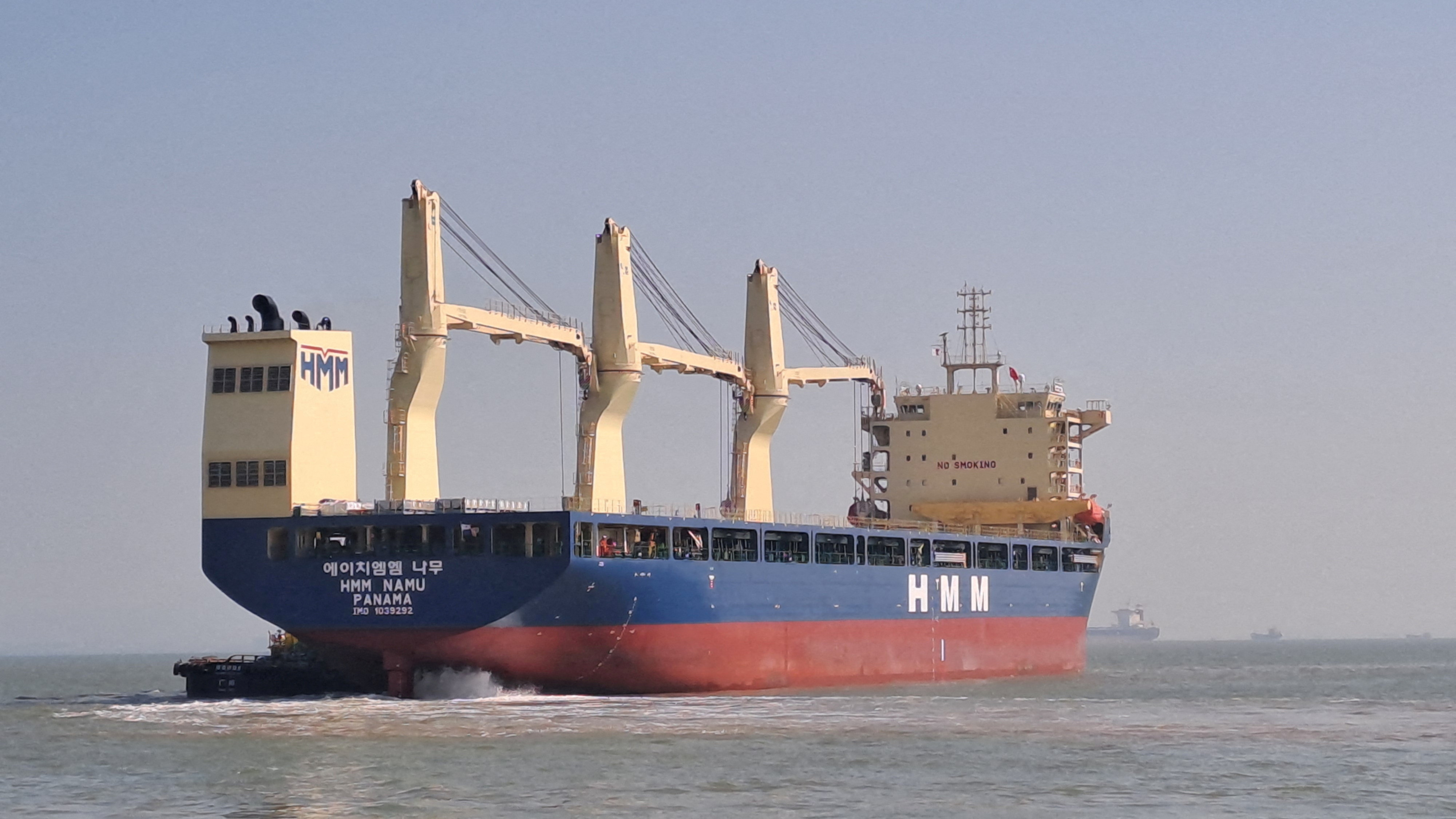 South Korea says ship in Hormuz was hit by unidentified objects on May 4 -  Nikkei Asia