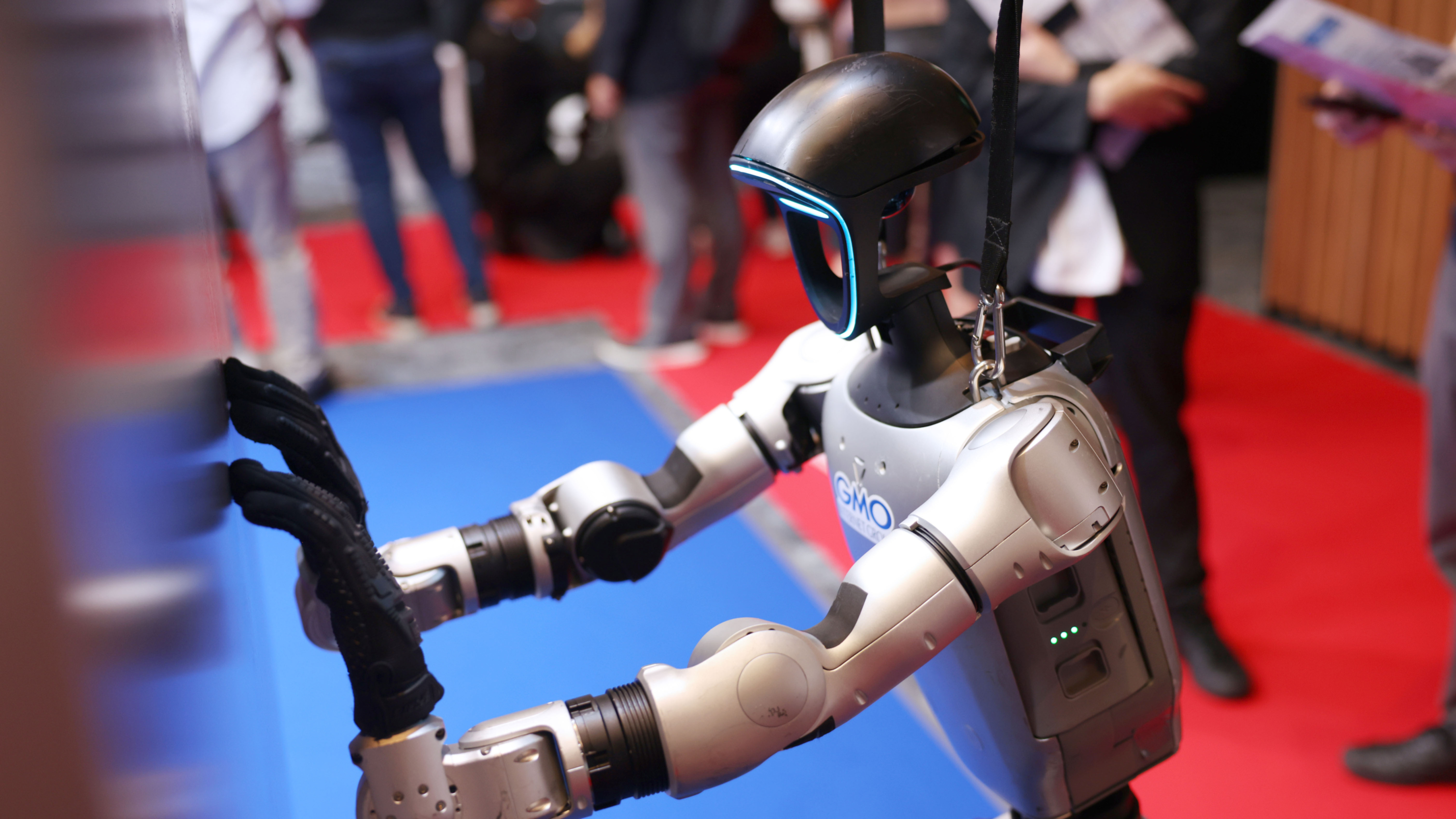 HUMAN ROBOT ShocKING（NAGOYA GOLD ver.） Humanoid robots strut their stuff as trade show comes to Japan