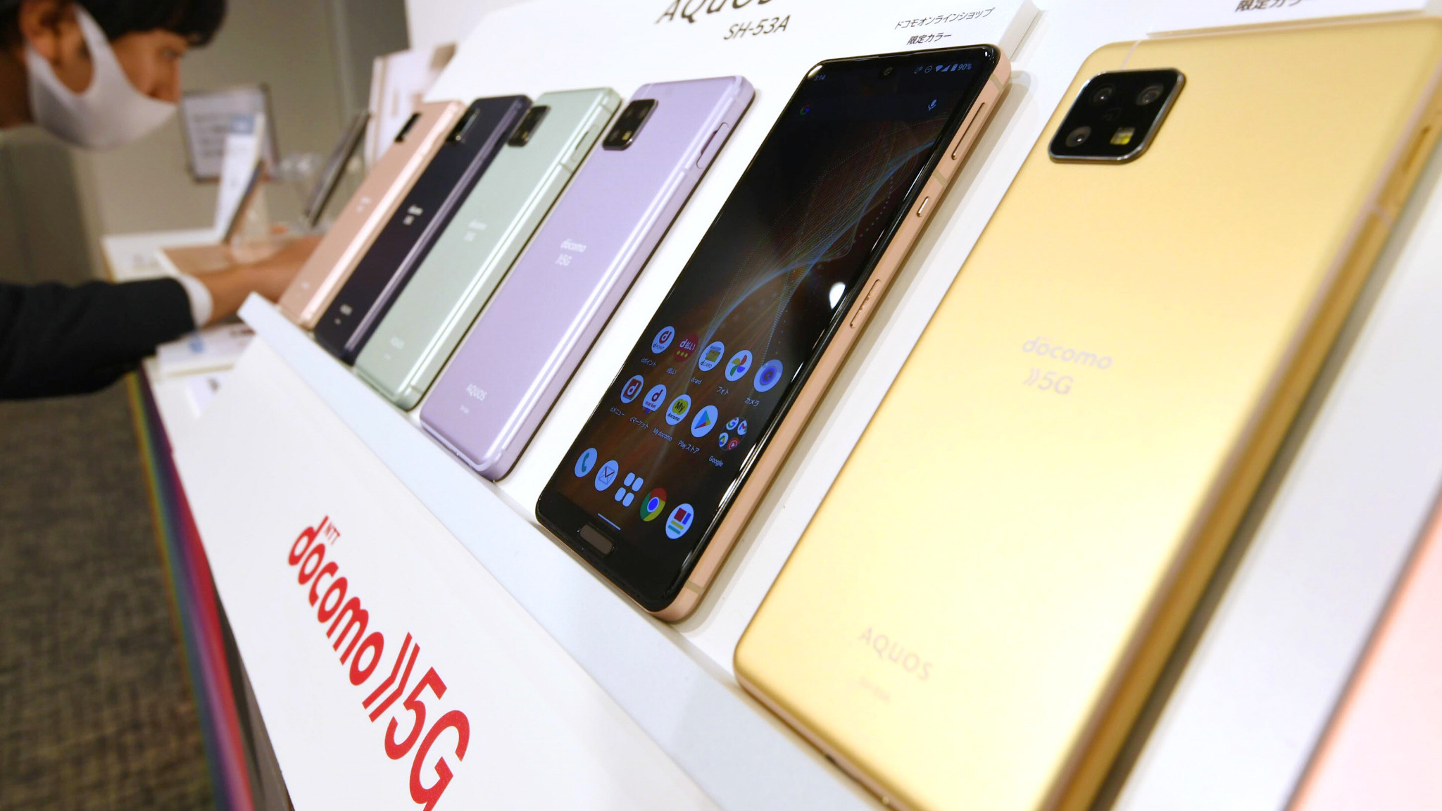 Top Japan mobile carrier NTT Docomo to slash data prices