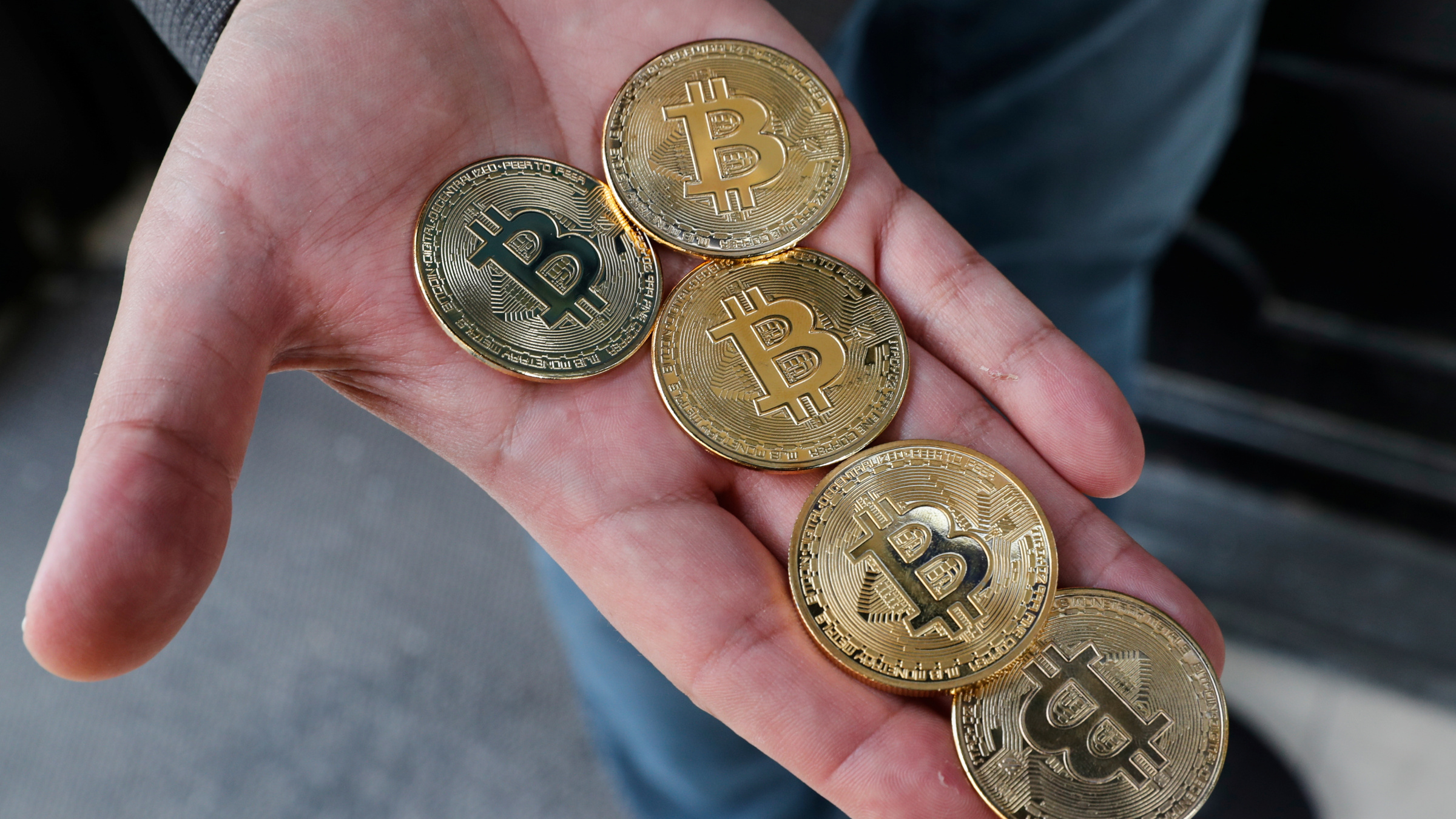 Bitcoin dives to 2-week low after China muzzles crypto trades - Nikkei Asia