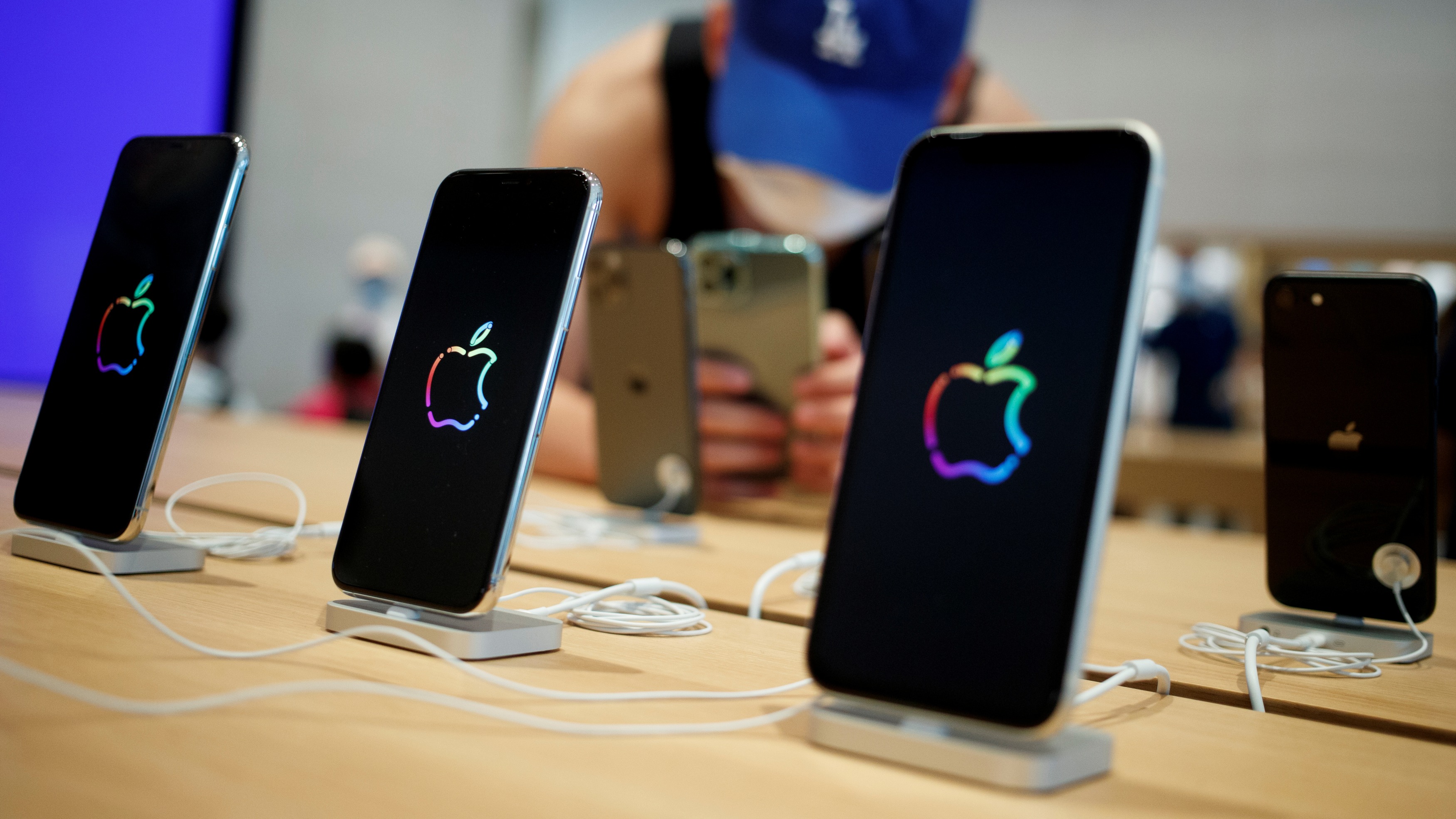China's Luxshare buys iPhone plant to strengthen Apple ties