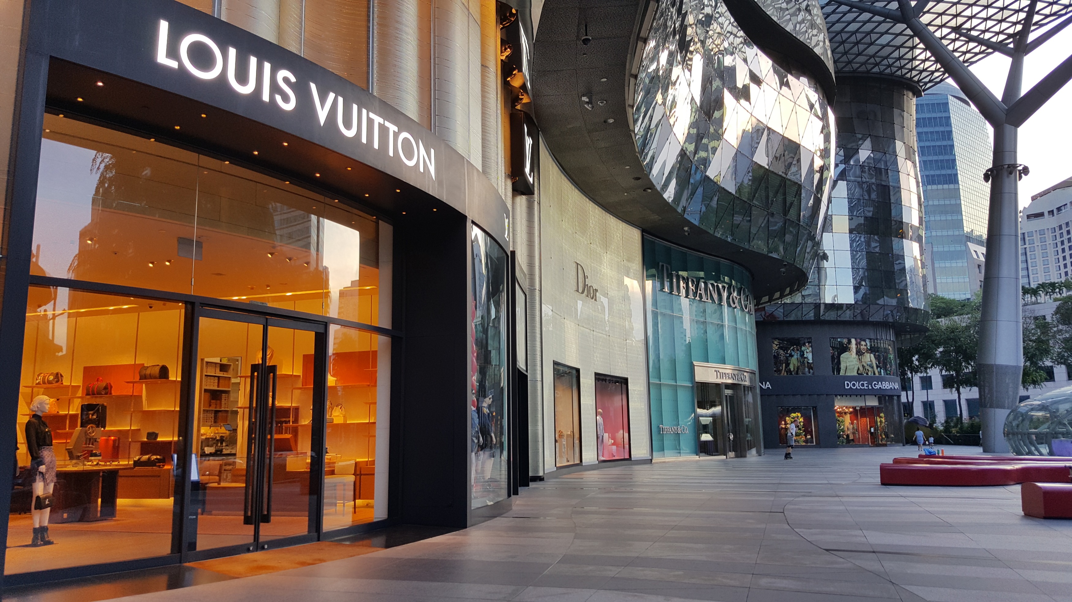 Deserted Orchard Road highlights Singapore's economic woes